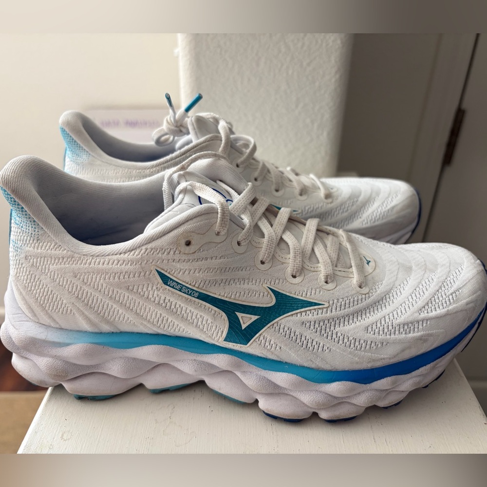 Mizuno Women's Wave Sky 8 White and Teal Running Shoes size 8